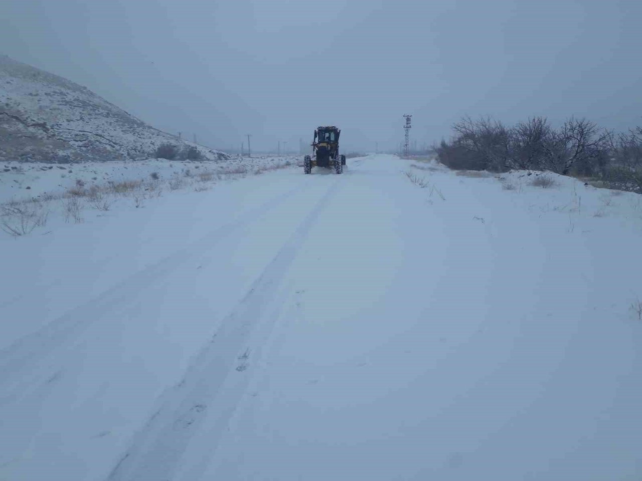 Karlı yolu açarak vatandaşı hastaneye yetiştirildiler