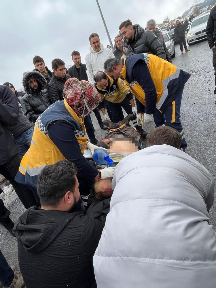 (Düzeltme) Şarampole devrilen kamyonet hurdaya döndü: 1 ağır yaralı