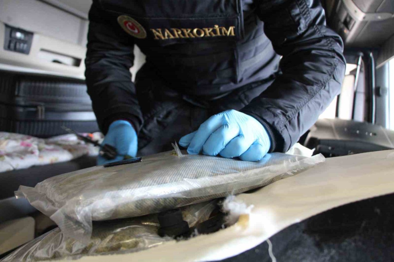 Kapıkule Gümrük Kapısında 11 kilogram esrar ele geçirildi