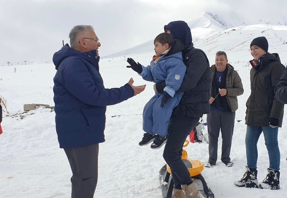 Büyükkılıç, Erciyes’te Kayakseverlerle Buluştu