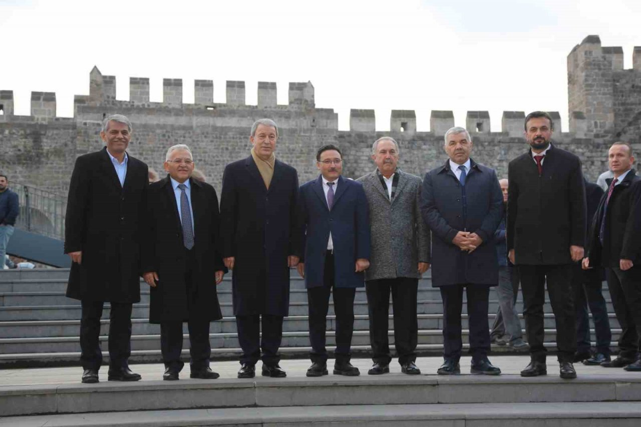 Büyükkılıç, Bakan Akar ile Tarihi Kalede Vatandaşlarla Buluştu