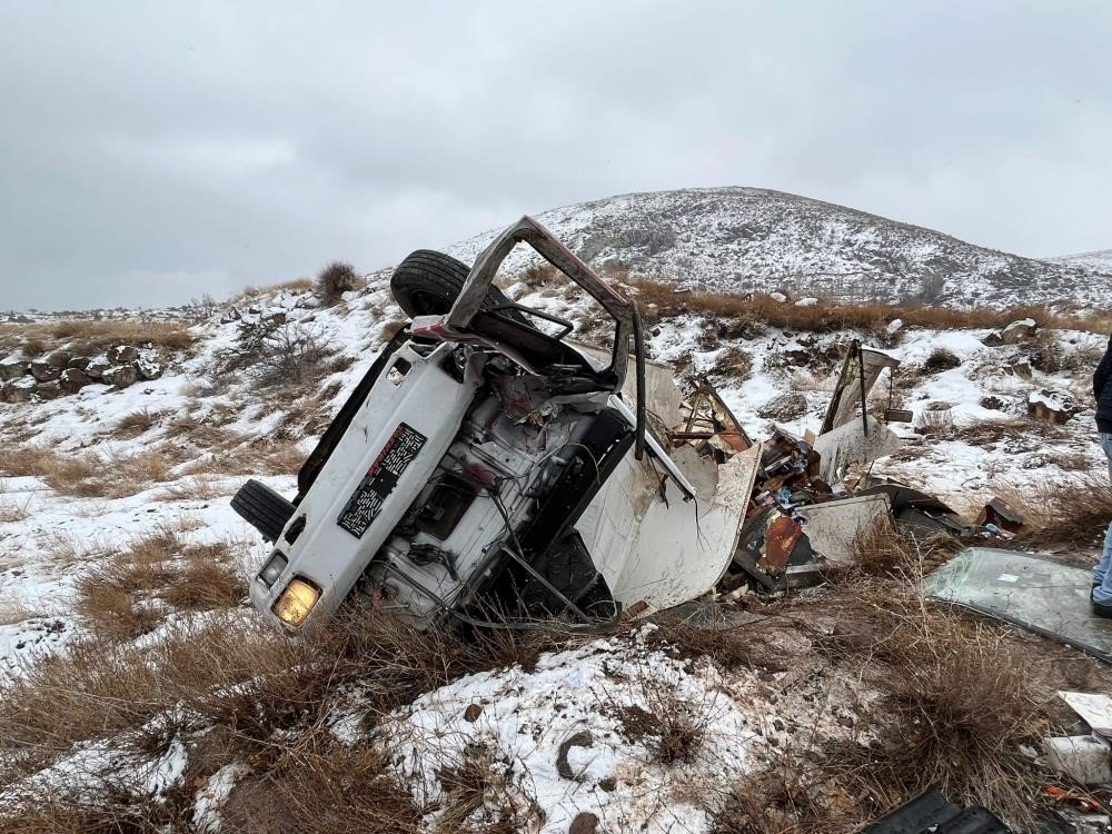 (Düzeltme) Şarampole devrilen kamyonet hurdaya döndü: 1 ağır yaralı