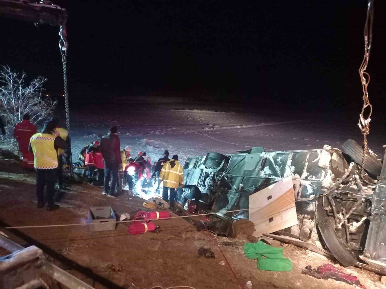 Kayseride yolcu otobüsü şarampole devrildi: 4 ölü, 24 yaralı