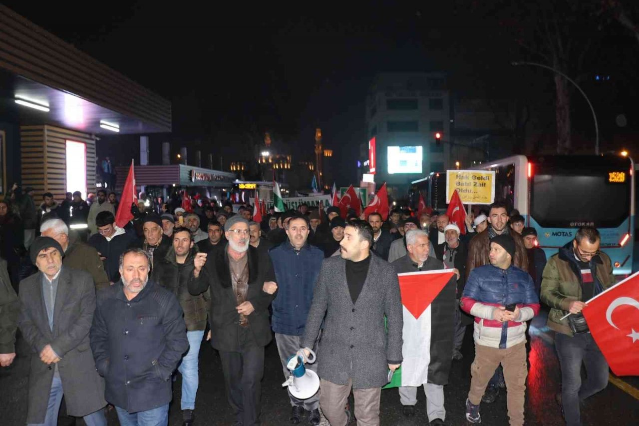 Malatyalılar Kur’an-ı Kerim yakılmasını protesto için yürüdü