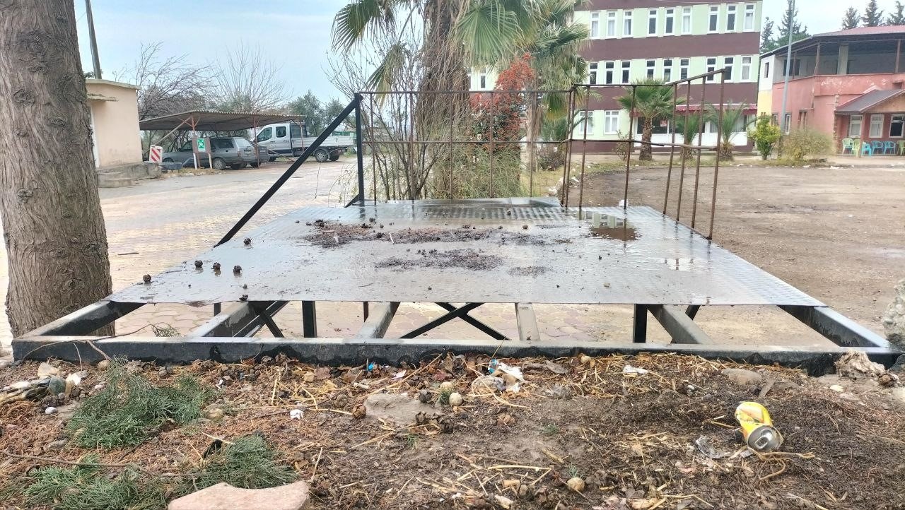 Para çekmeye geldikleri ATM’yi yerinde bulamadılar