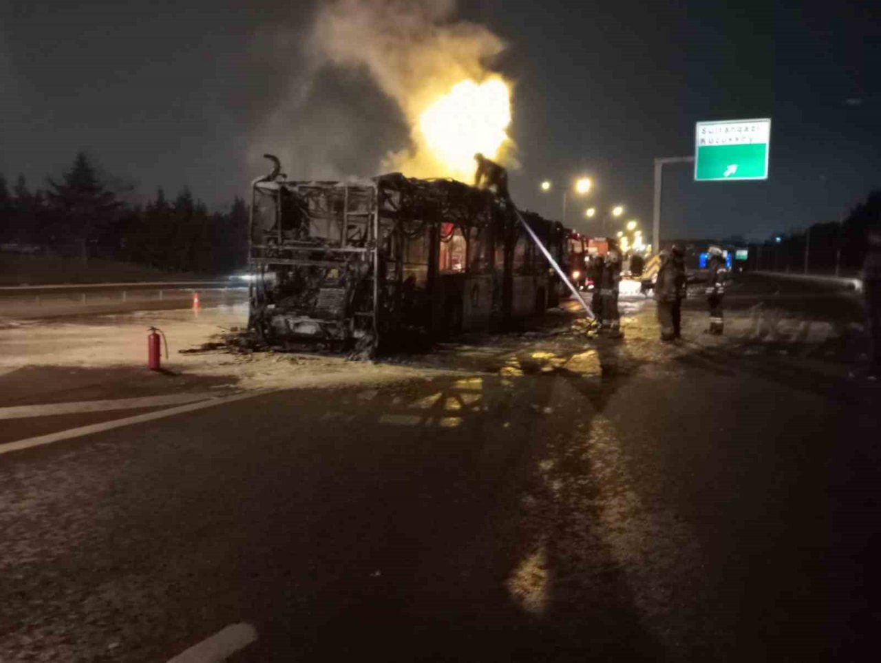 TEM Otoyolunda alev alev yanan İETT otobüsünde patlamalar meydana geldi