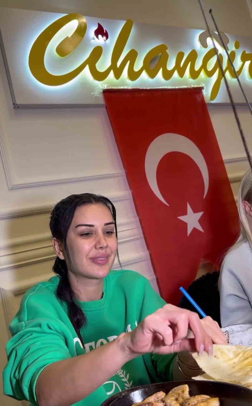 Adanalı kebapçı, özel sunumlarıyla misafirlerini ağırlıyor