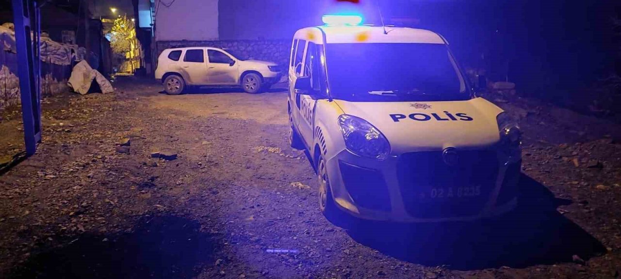 Ev ve otomobile ateş açıldı