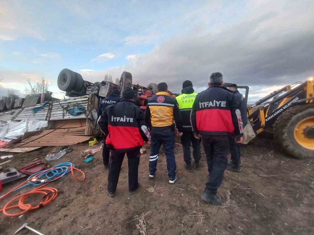 MDF ve fayans yüklü tır devrildi, 1 kişi yaralandı