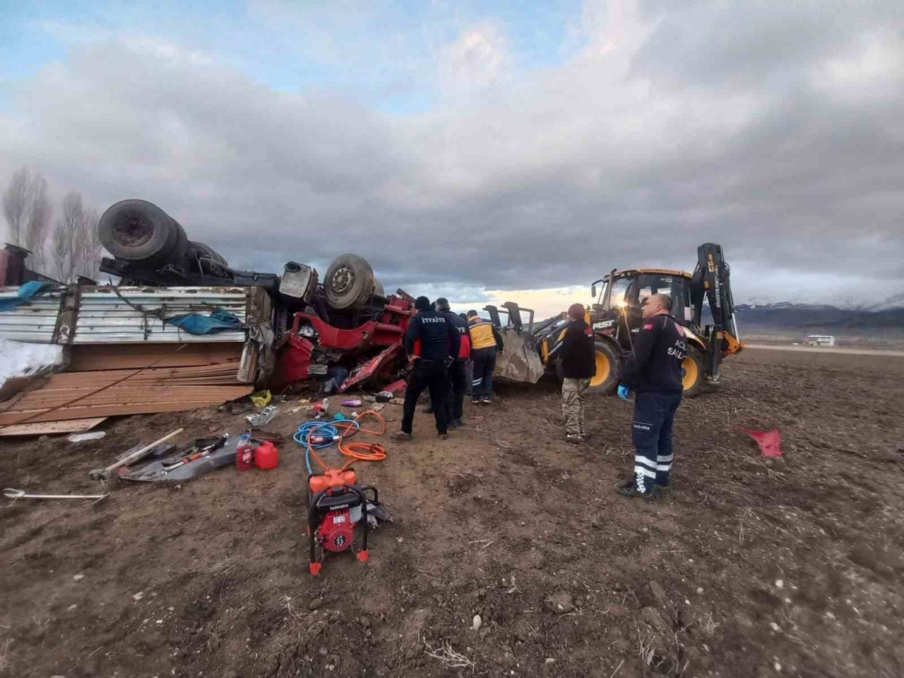 MDF ve fayans yüklü tır devrildi, 1 kişi yaralandı