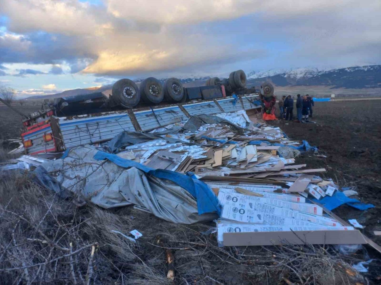 MDF ve fayans yüklü tır devrildi, 1 kişi yaralandı