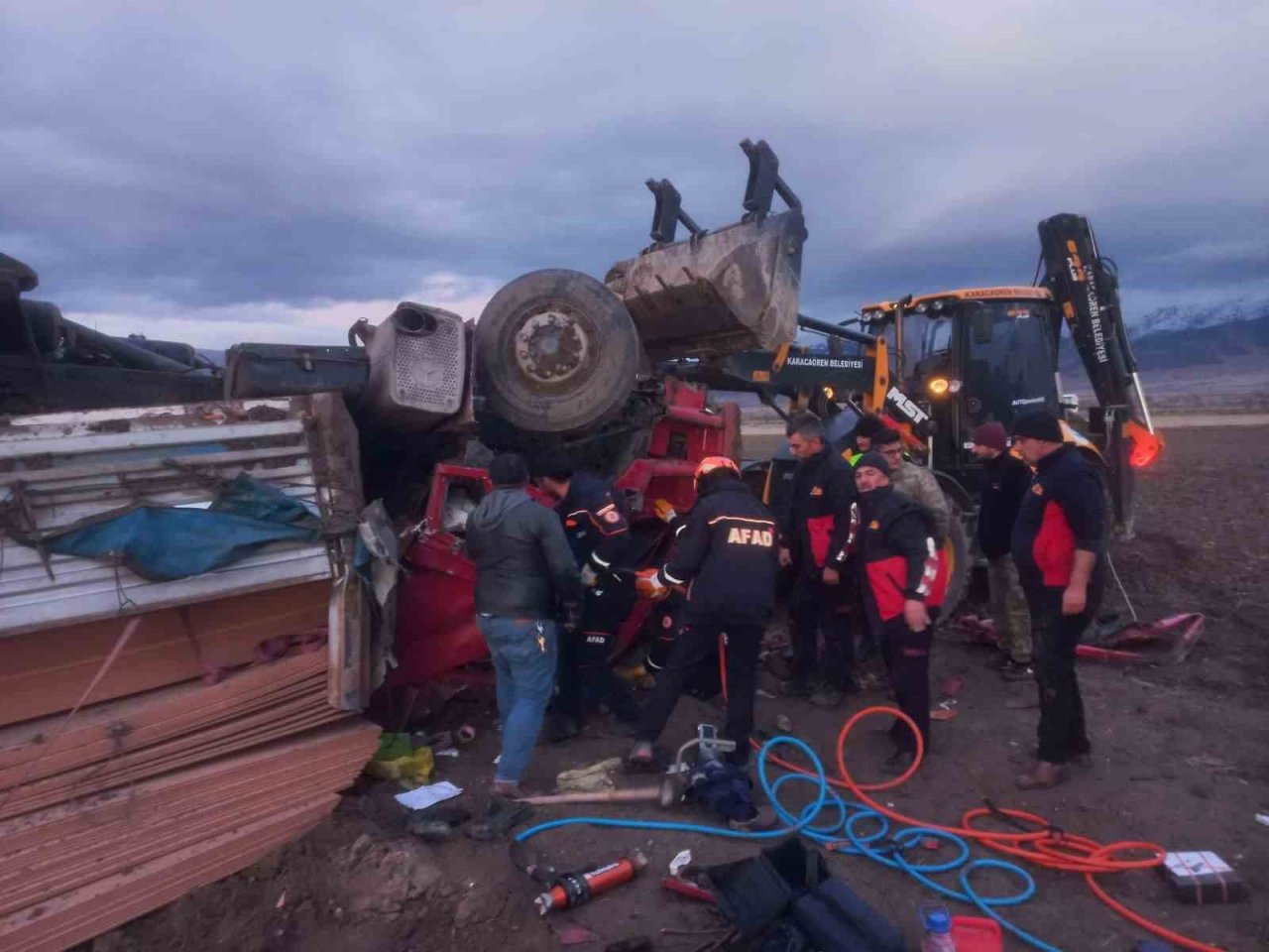 MDF ve fayans yüklü tır devrildi, 1 kişi yaralandı