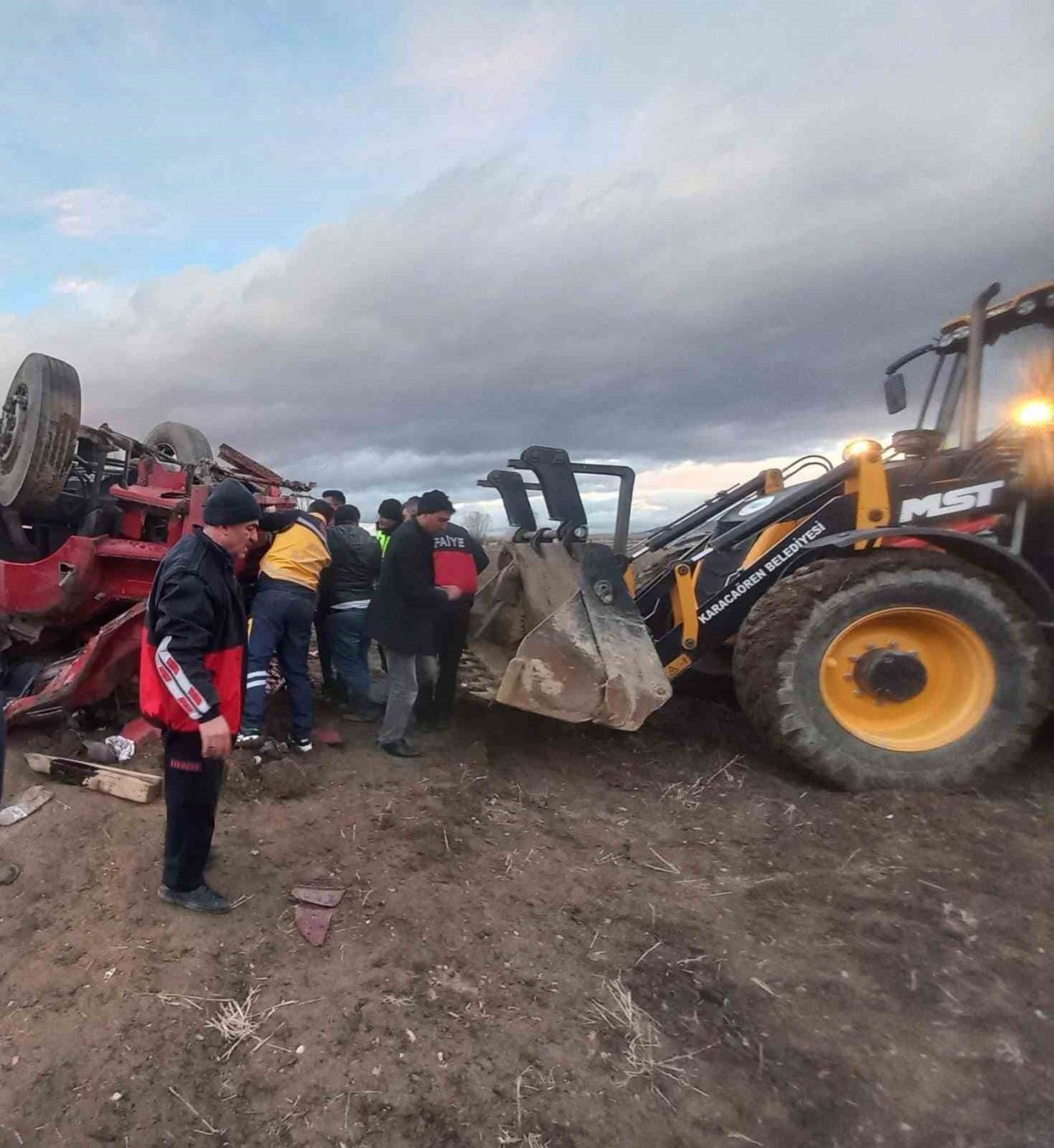 MDF ve fayans yüklü tır devrildi, 1 kişi yaralandı