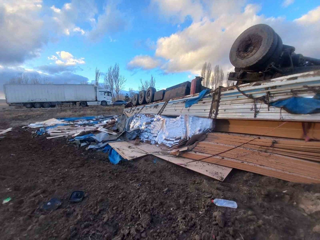 MDF ve fayans yüklü tır devrildi, 1 kişi yaralandı