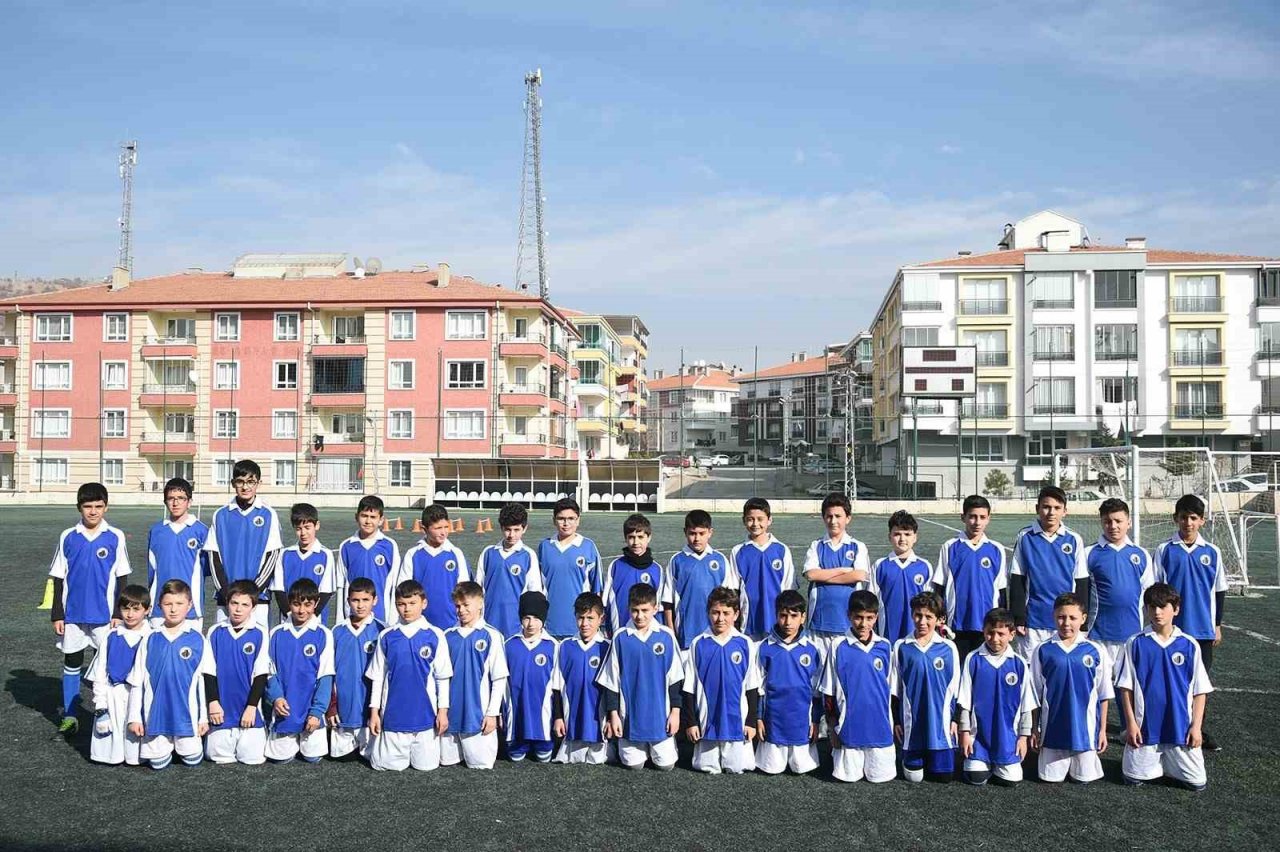 Altındağ Belediyesi ücretsiz futbol kurslarıyla futbolcu yetiştiriyor