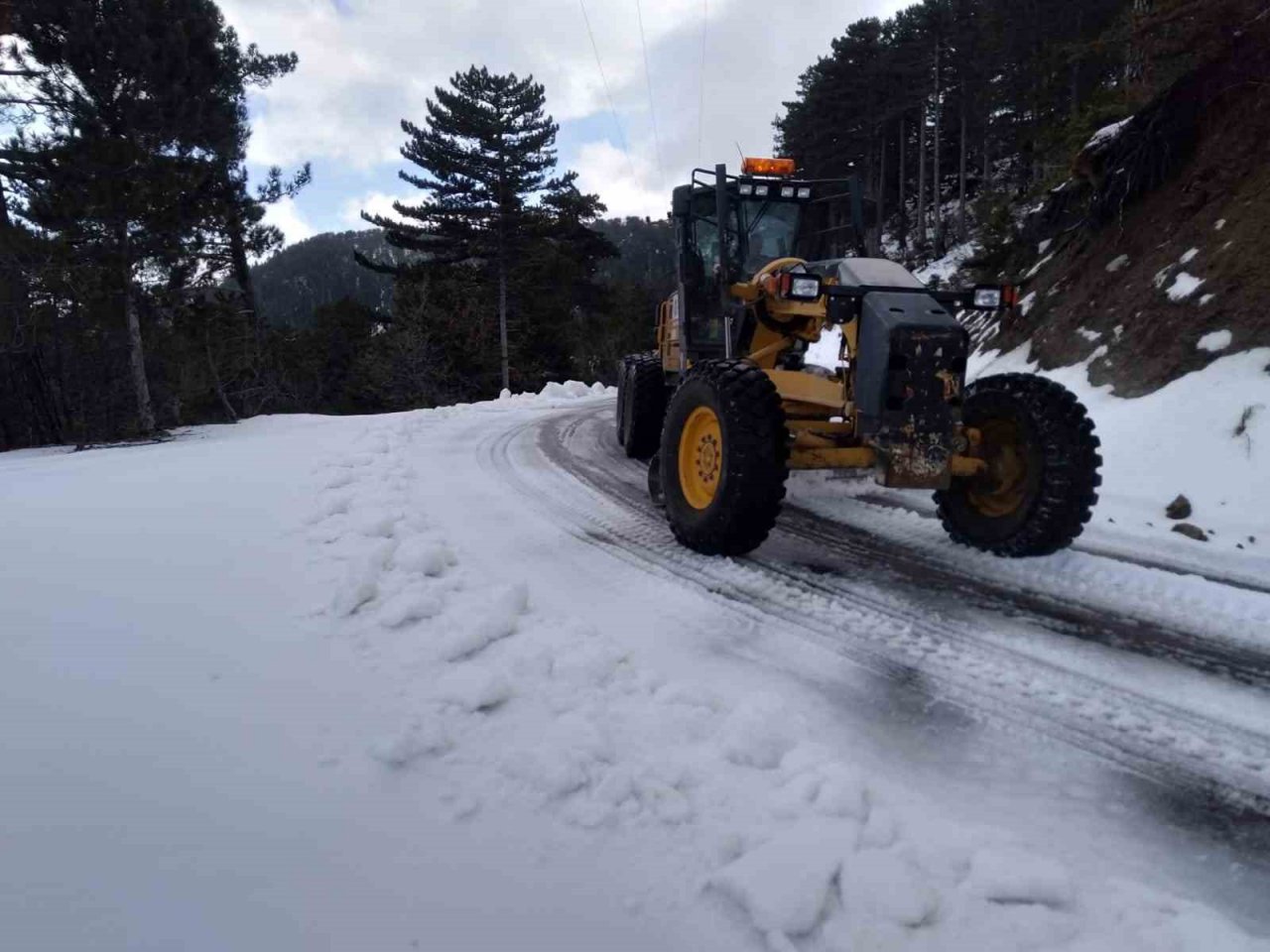 Büyükşehir ekiplerinden karla mücadele