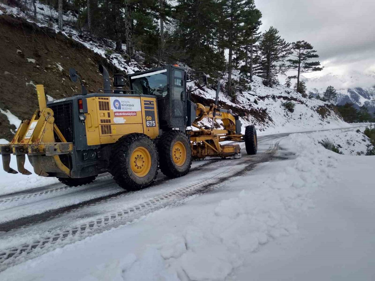 Büyükşehir ekiplerinden karla mücadele