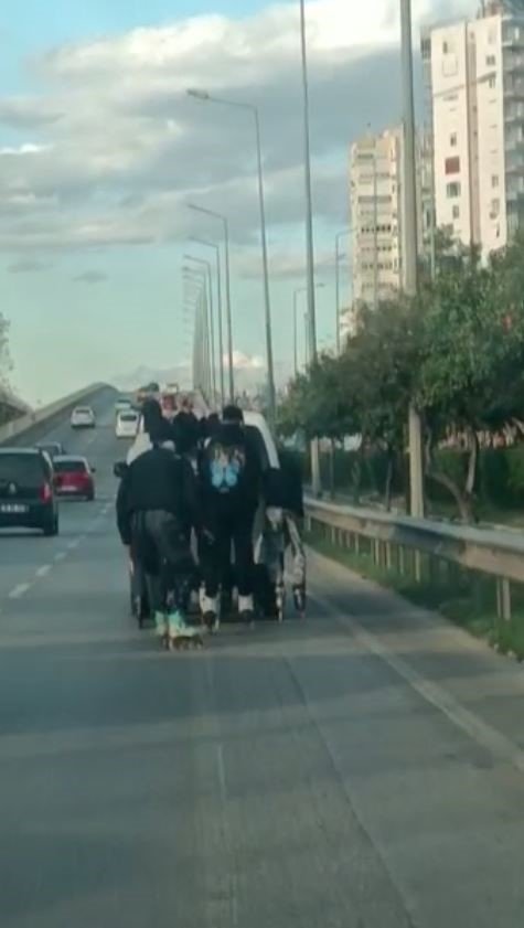 Otomobilin arkasına tutunan patenli 7 genç kazaya davetiye çıkardı