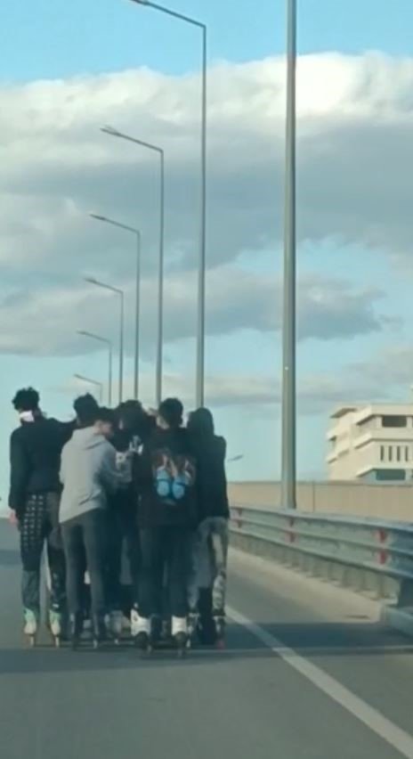 Otomobilin arkasına tutunan patenli 7 genç kazaya davetiye çıkardı