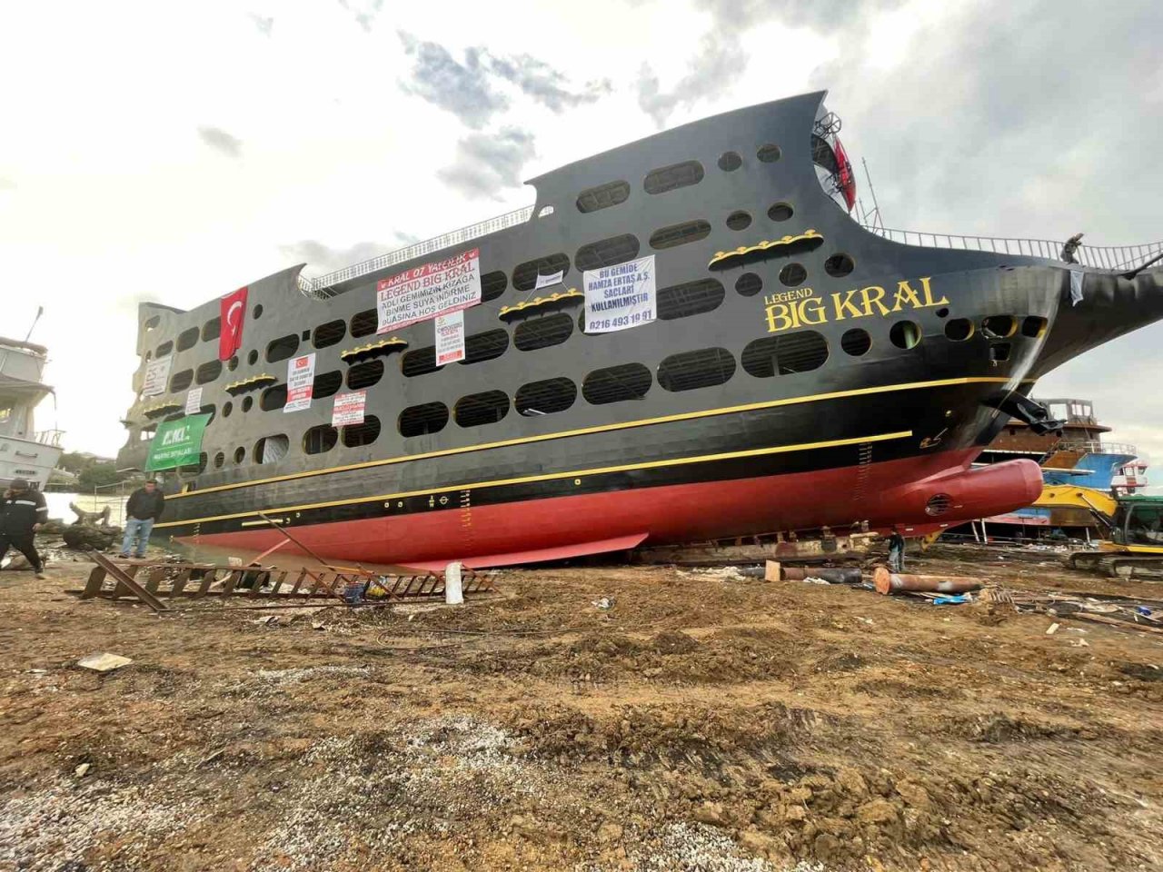 Dünyanın en büyük tur teknesi suya indirildi