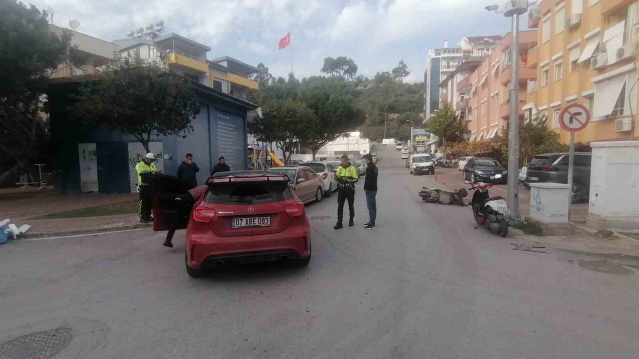 Arka arkaya yaşanan kazalarda motokuryeler kask sayesinde ölümden döndü