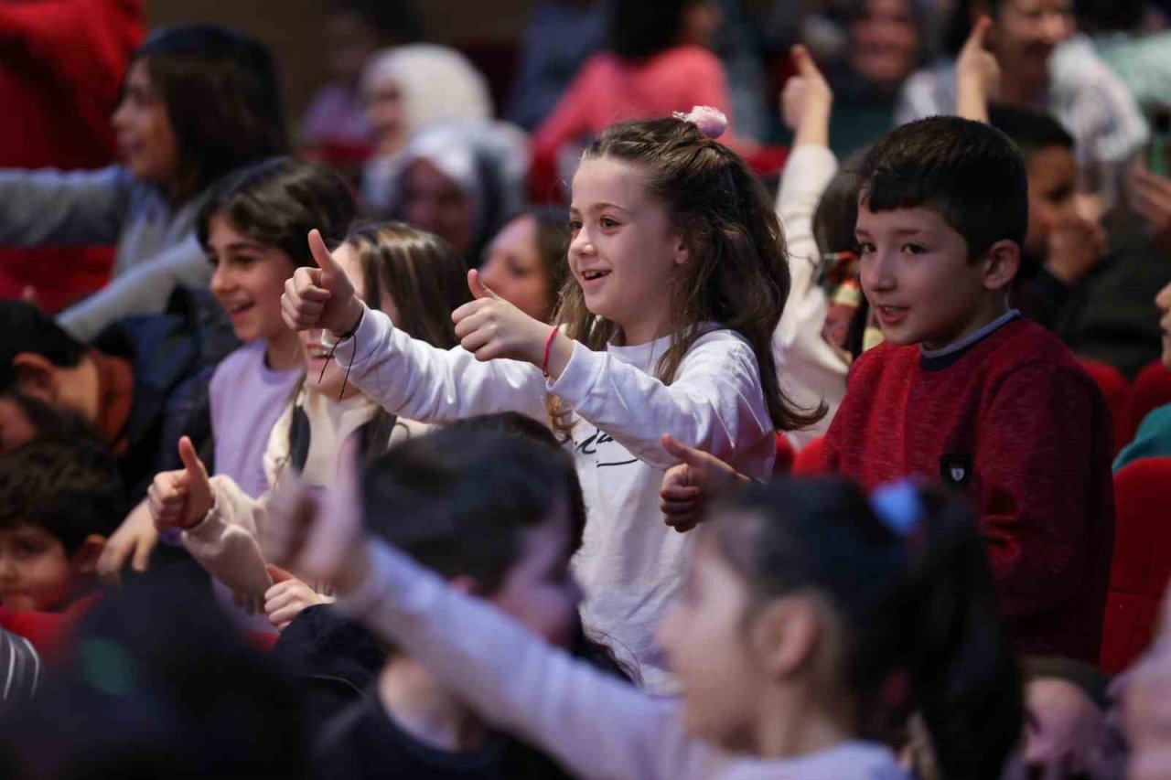 Bucalı miniklere tiyatro şöleni