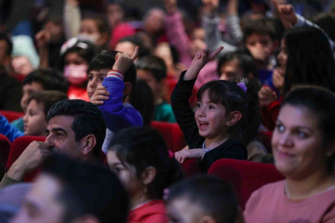 Bucalı miniklere tiyatro şöleni