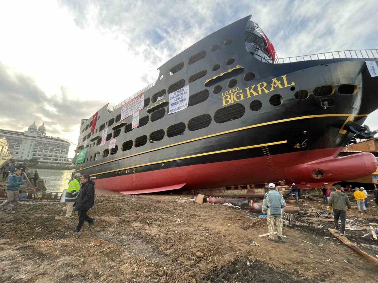 Dünyanın en büyük tur teknesi suya indirildi