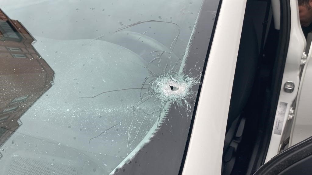 Cadde ortasında kavga ettiği şahıslara kurşun yağdırdı