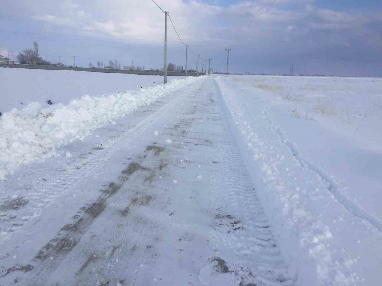 Adilcevaz’da karla mücadele çalışması devam ediyor