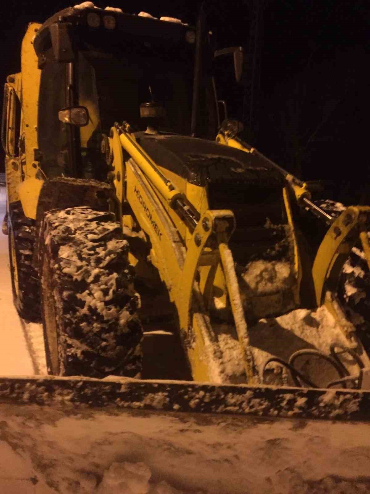 Adilcevaz’da karla mücadele çalışması devam ediyor