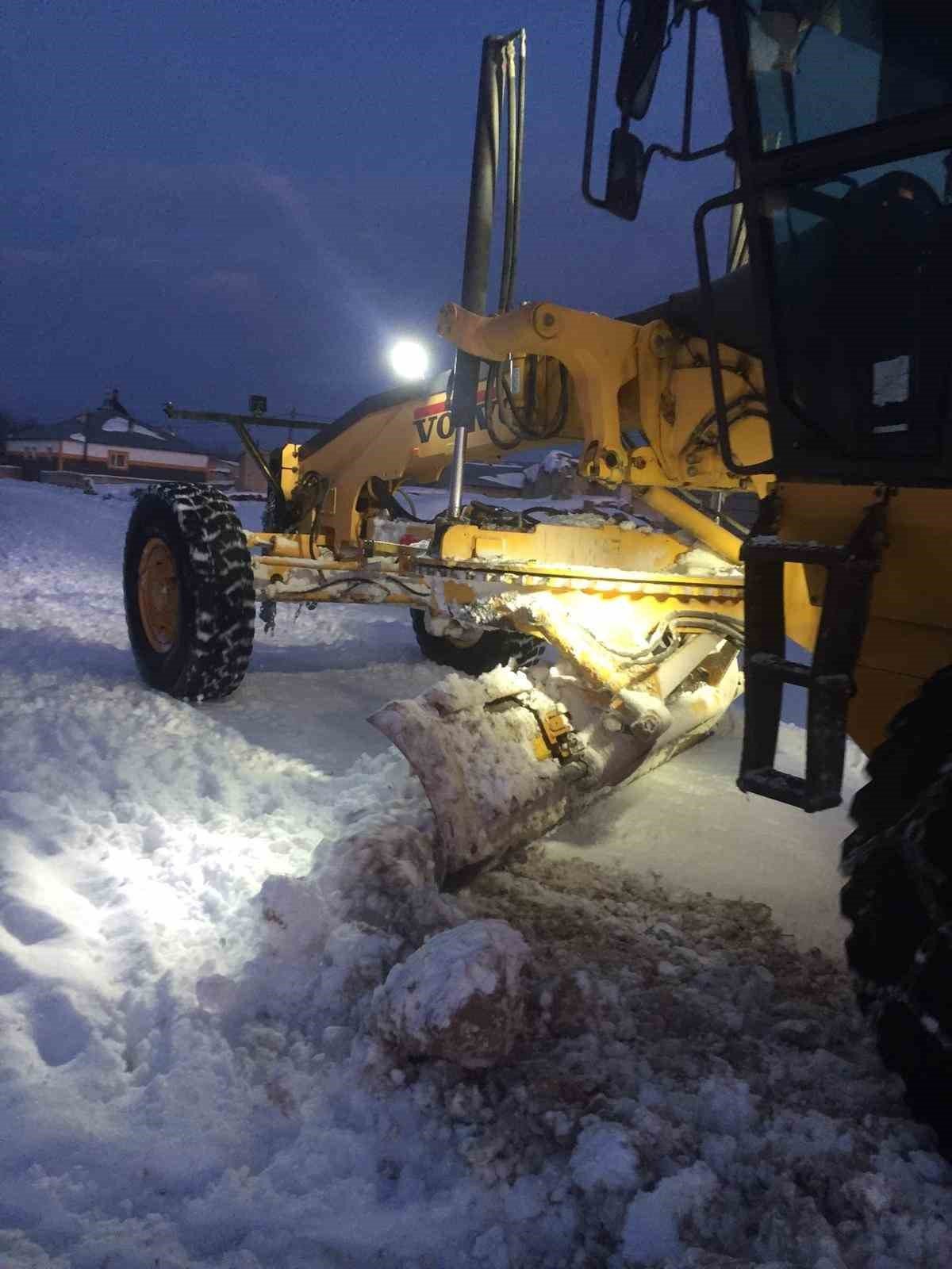 Adilcevaz’da karla mücadele çalışması devam ediyor