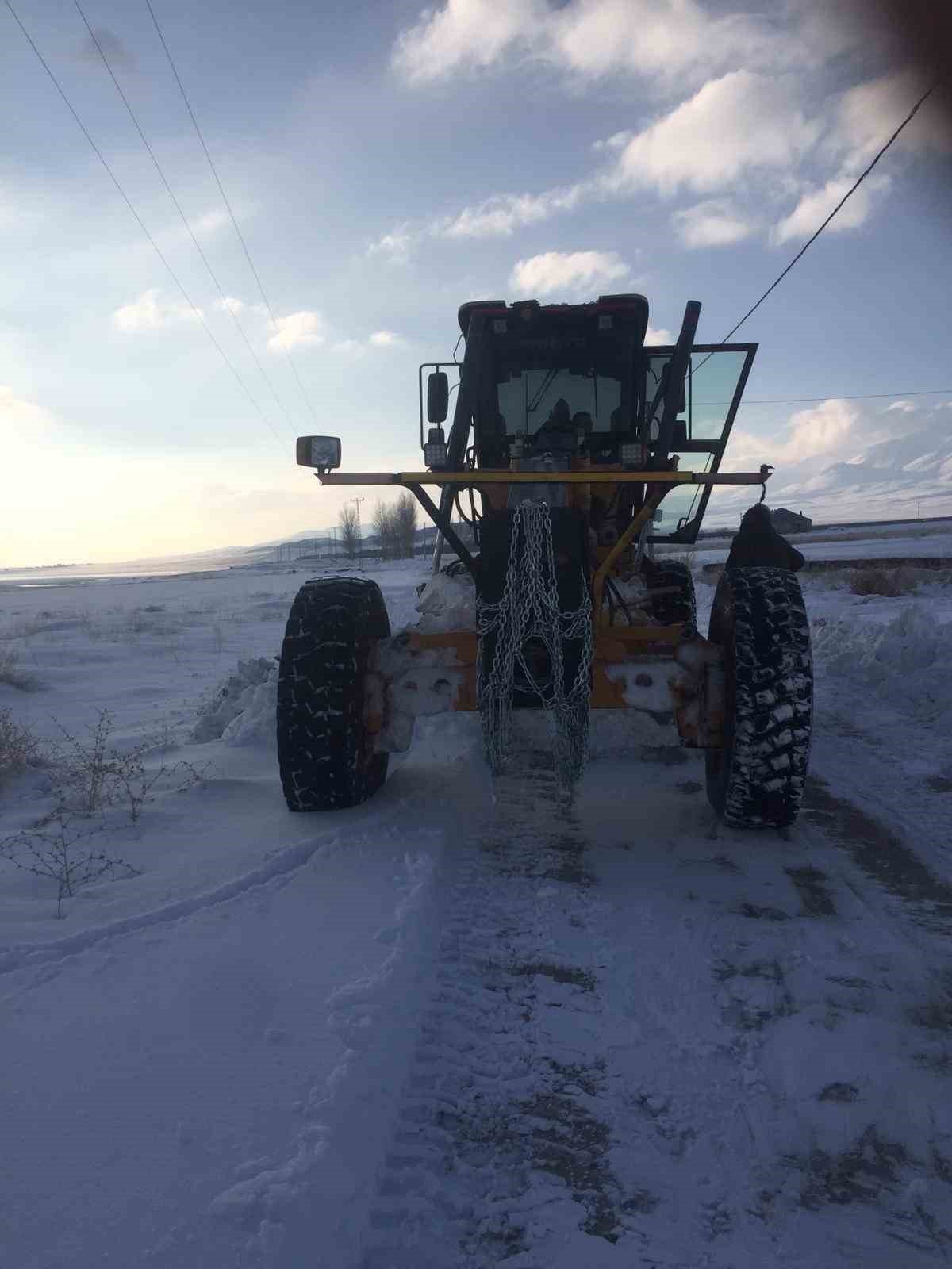 Adilcevaz’da karla mücadele çalışması devam ediyor