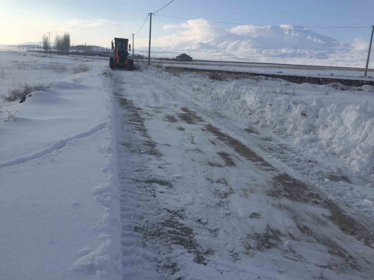 Adilcevaz’da karla mücadele çalışması devam ediyor