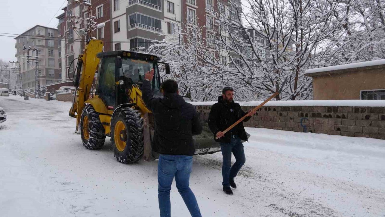 Tatvan Belediyesi karla mücadele çalışmalarını sürdürüyor