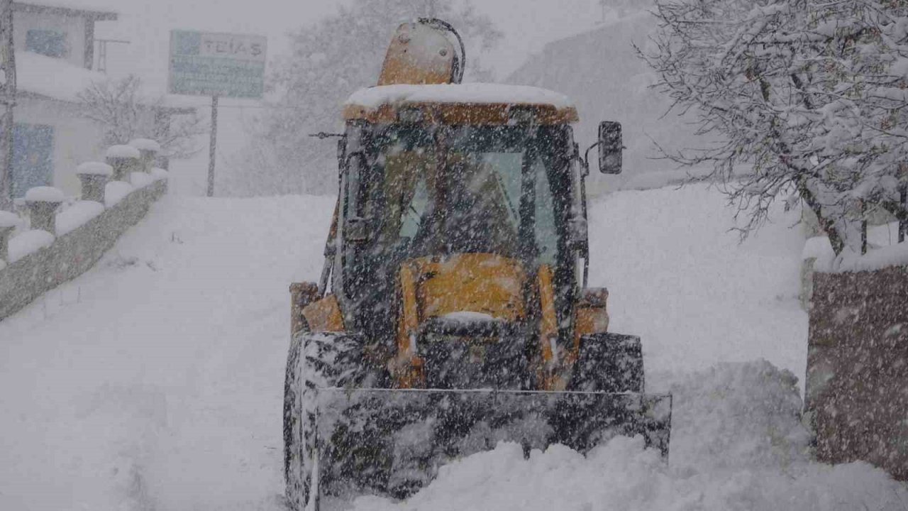 Tatvan Belediyesi karla mücadele çalışmalarını sürdürüyor