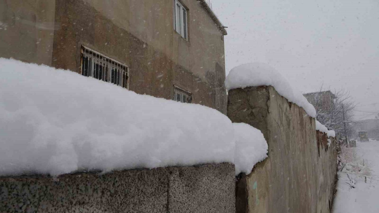 Tatvan Belediyesi karla mücadele çalışmalarını sürdürüyor