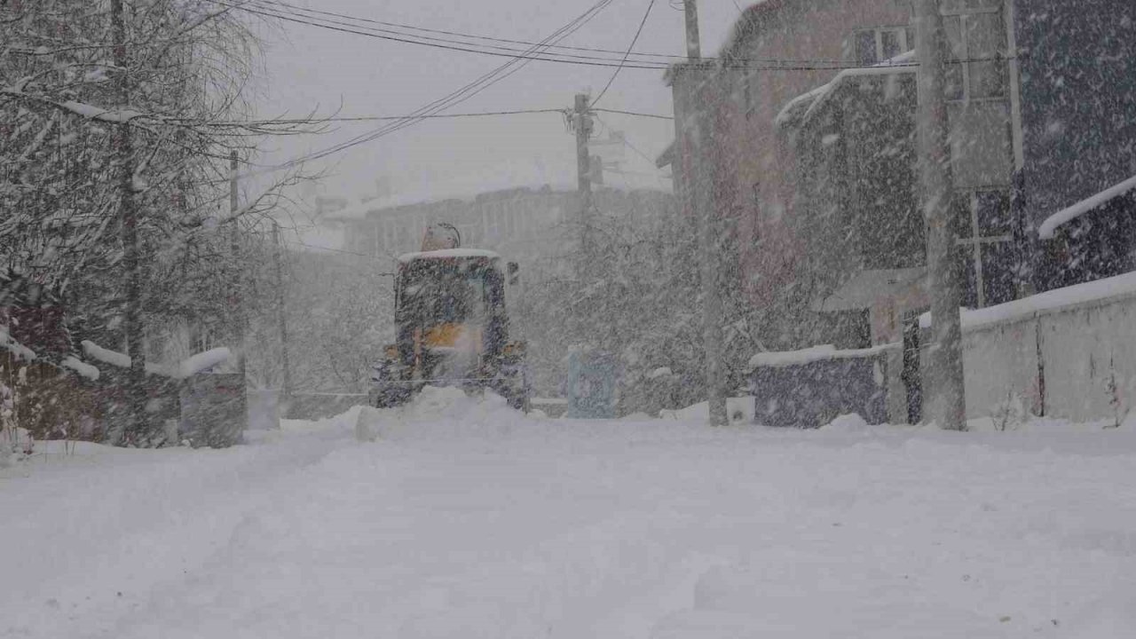 Tatvan Belediyesi karla mücadele çalışmalarını sürdürüyor