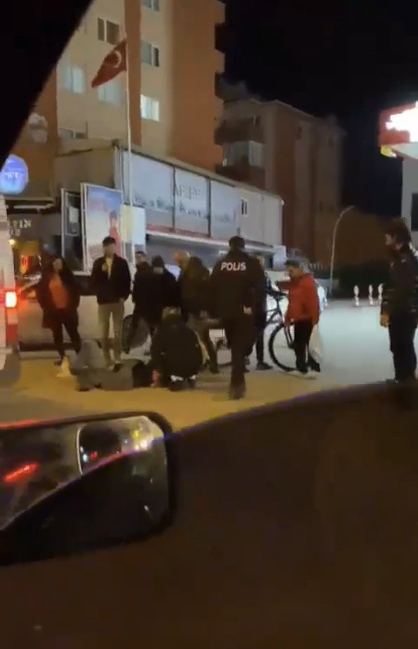 Yol ortasında yürüyen alkollü kişileri döverek yere böyle serdiler