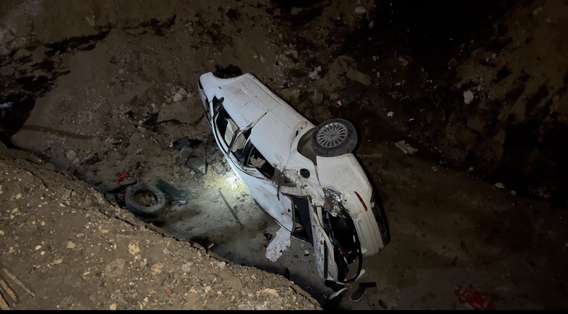 Kontrolden çıkan otomobil metro inşaatına uçtu: 1 yaralı