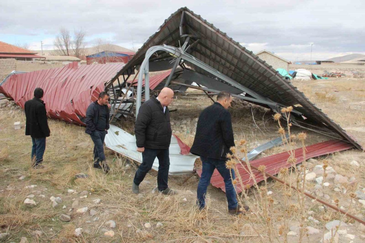 Şiddetli fırtına tonlarca ağırlığındaki çatıyı uçurdu, elektrik direklerini eğdi