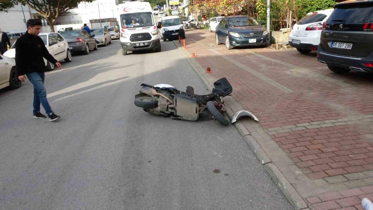 Arka arkaya yaşanan kazalarda motokuryeler kask sayesinde ölümden döndü