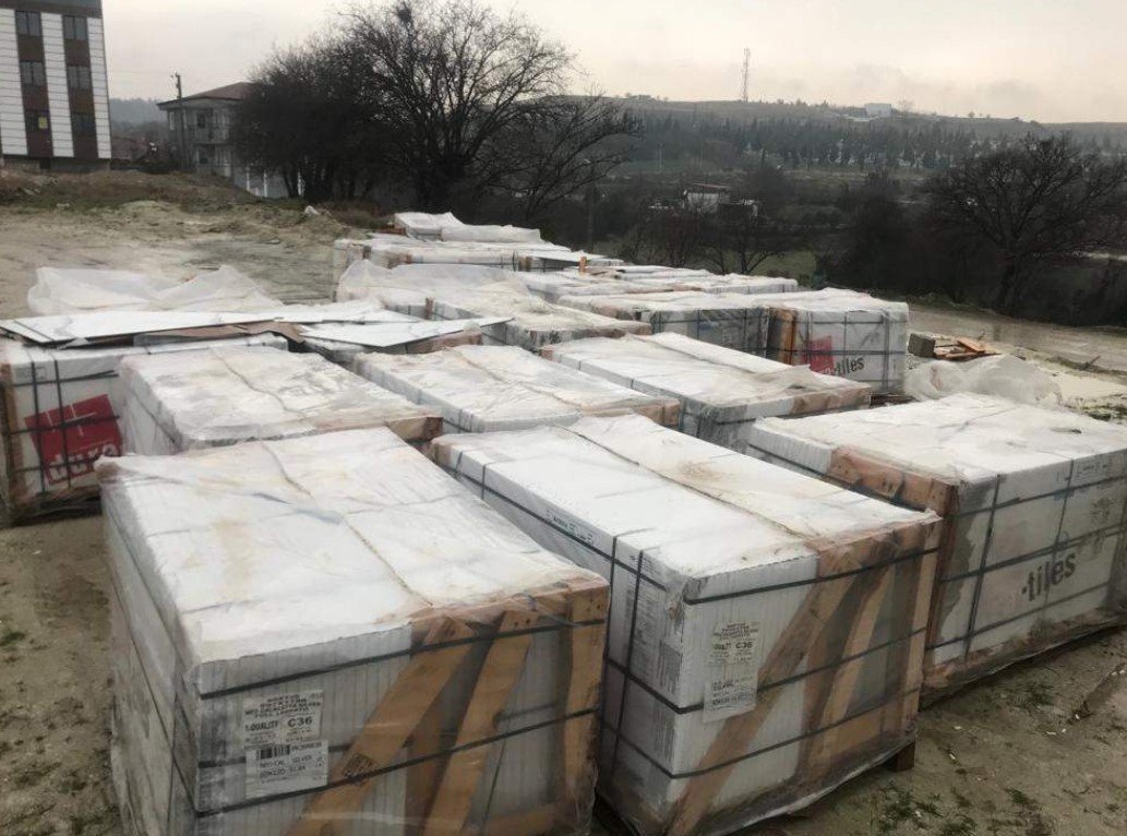 Çaldıkları bir tır dolusu fayansla yakalandılar