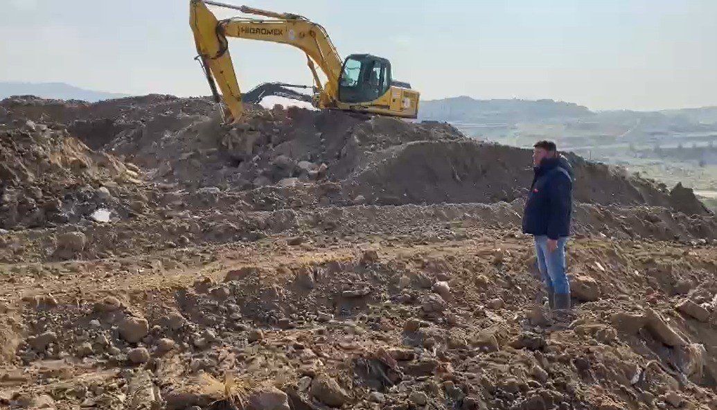 Kayıp Mine’nin arandığı kazı bölgesine yeni iş makineleri sevk edildi
