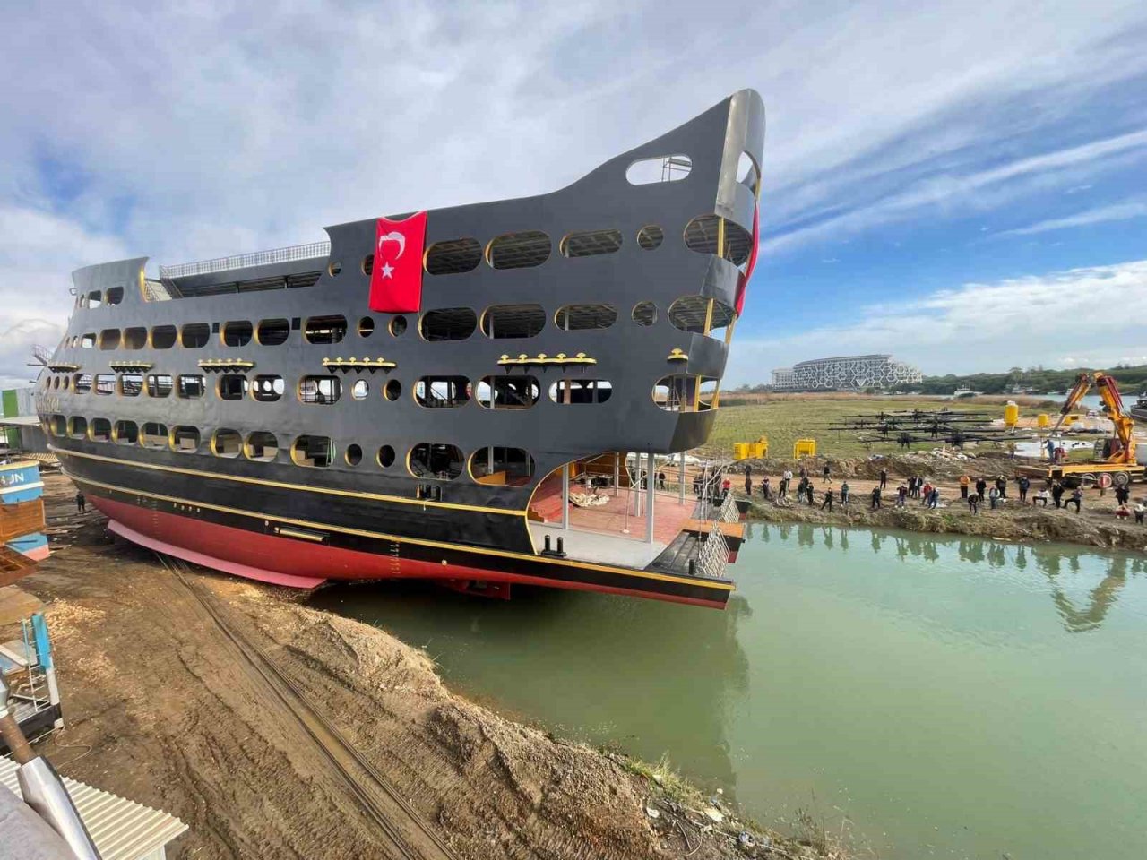 Dünyanın en büyük tur teknesi suya indirildi