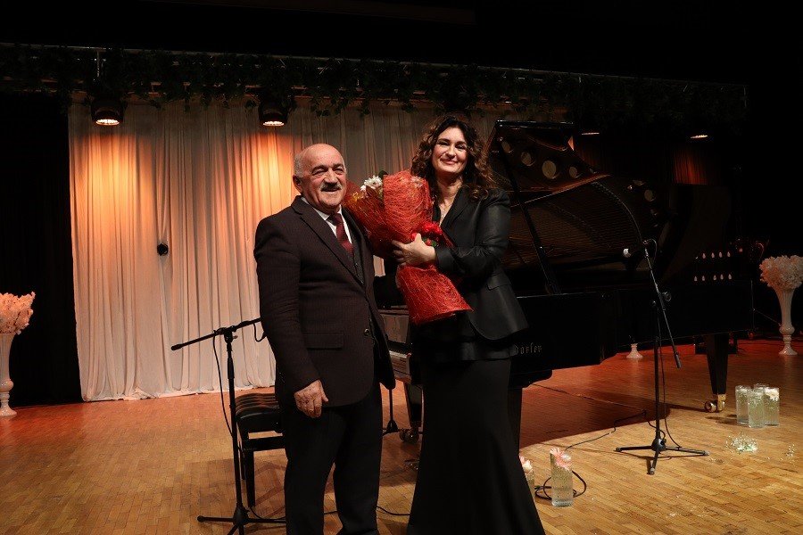 Dünyaca ünlü piyanist Anjelika Akbar Ordu’da konser verdi