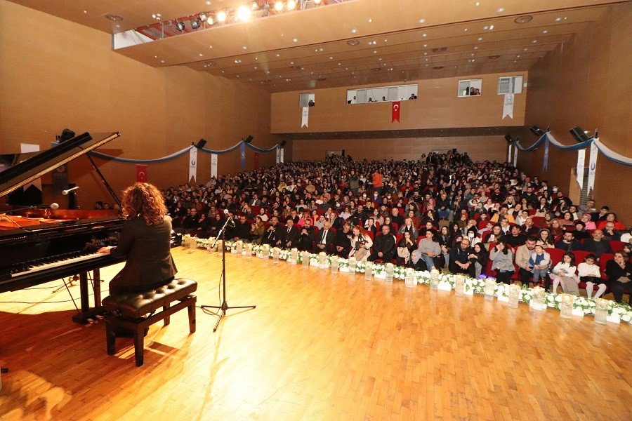 Dünyaca ünlü piyanist Anjelika Akbar Ordu’da konser verdi