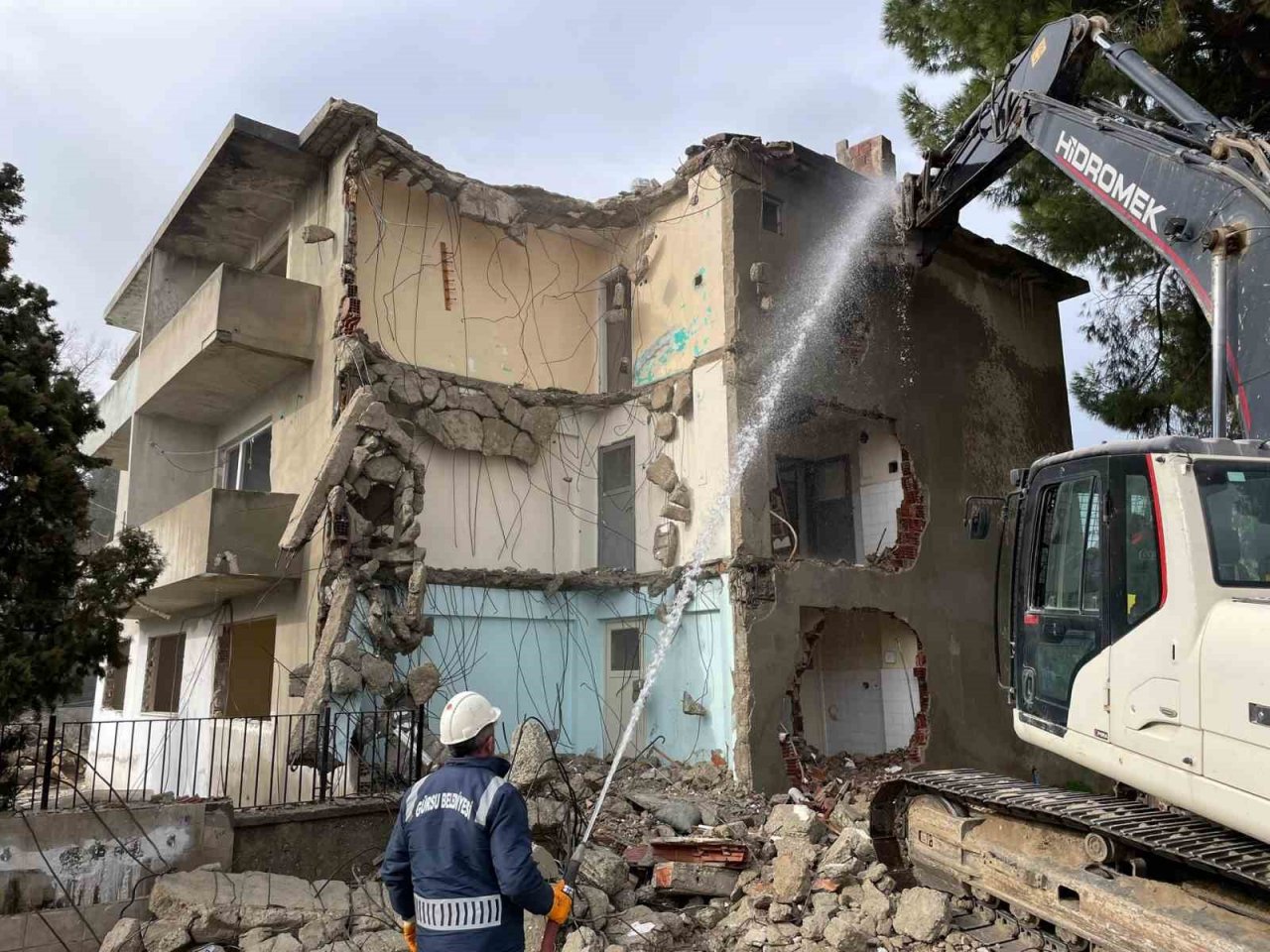 Gürsu’da riskli metruk yapı yıkıldı