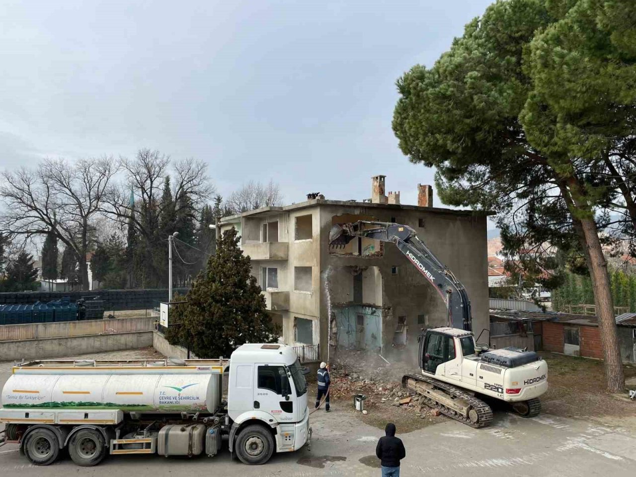 Gürsu’da riskli metruk yapı yıkıldı