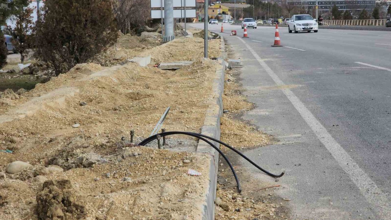 Açılışa hazırlanan karayolunun aydınlatma hattının elektrik kablolarını çaldılar
